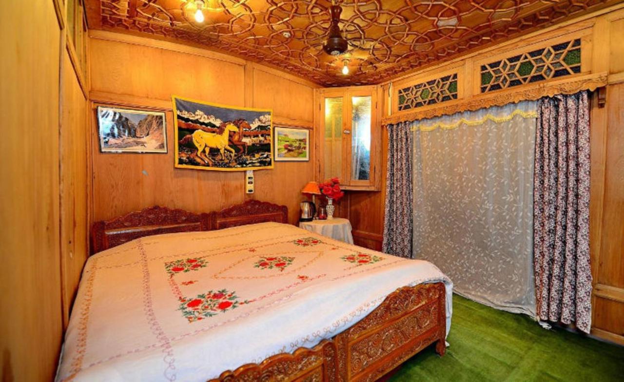 Umbrella Group Of House Boat Hotel Srinagar  Bagian luar foto